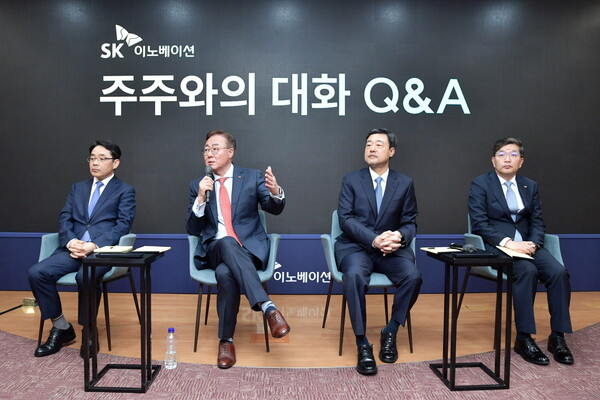 올해 처음 신설한 ‘주주와의 대화’ 시간에 SK이노베이션 계열 경영진이 주주와 대화를 나누고 있다. (왼쪽부터) SK이노베이션 김양섭 재무부문장, SK이노베이션 김준 부회장, SK온 지동섭 사장, SK지오센트릭 나경수 사장./사진=SK이노베이션