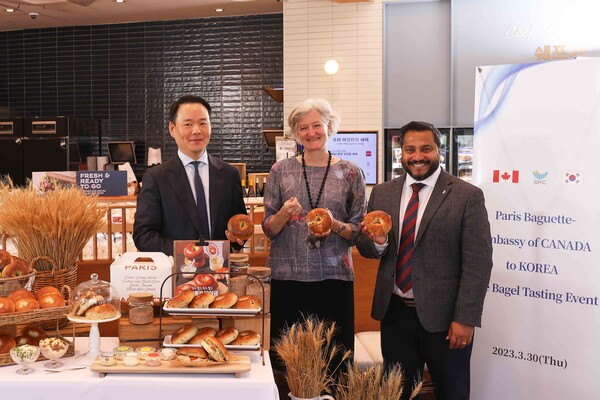 허진수 SPC 사장(왼쪽)이 30일 파리바게뜨 강남서초점에서 타마라 모휘니 주한캐나다대사관 대사대리(가운데), 딘 디아스 캐나다 곡물협회 회장과 기념촬영을 하고있다. / 사진=파리바게뜨