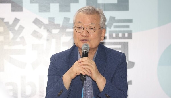 윤영달 크라운해태그룹 회장이 지난해 8월 서울 광진구 뚝섬한강공원 음악분수 광장에 마련된 2022한강조각프로젝트 실내전시장에서 발언하고 있다. / 사진=연합