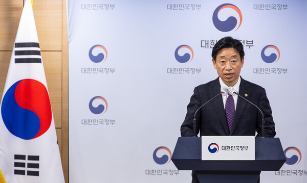 오태석 과학기술정보통신부 1차관이 5일 오전 서울 종로구 정부서울청사 기자회견장에서 3대 주력 기술 미래 연구·개발 전략발표에 대한 사전 브리핑을 하고 있다./사진=연합뉴스