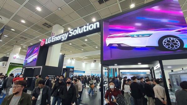 LG에너지솔루션은 '혁신 배터리 기술로 지속 가능한 미래 삶을 제시하는 글로벌 리더'를 핵심 주제로 부스를 구성했다. 2023인터배터리 전시장 내 LG에너지솔루션 부스 모습./사진=서영길 기자