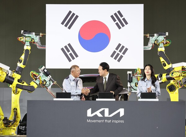 윤석열 대통령이 11일 경기도 화성시 기아 오토랜드 화성에서 열린 전기차 전용공장 기공식에서 퍼포먼스를 마친 뒤 정의선 현대자동차그룹 회장과 인사하고 있다. 2023.4.11/연합