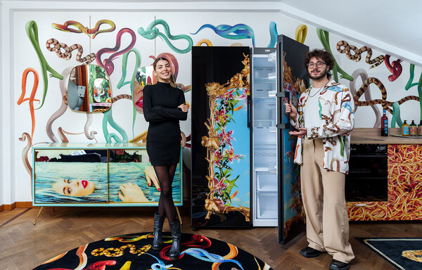 삼성전자 모델이 이탈리아 밀라노에 위치한 '토일렛페이퍼 홈'에서 토일렛페이퍼의 가구·소품들과 함께 한정판 디자인 '비스포크 냉장고'를 선보이고 있다. / 사진=삼성전자