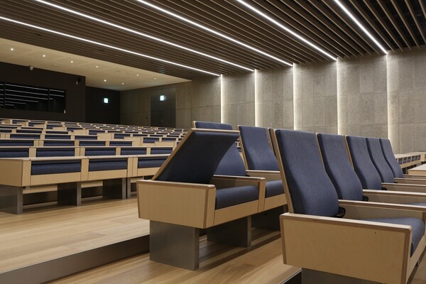 독일 국제 디자인 공모전 ‘iF 디자인 어워드 2023’ 오피스 부문에서 본상을 수상한 ‘지속가능한 멀티공간’ 디자인이 적용된 현대엔지니어링 본사 대강당. 무빙월(Moving Walls)이 펼쳐지며 대강당 공간이 분리되고 있는 모습. /현대엔지니어링