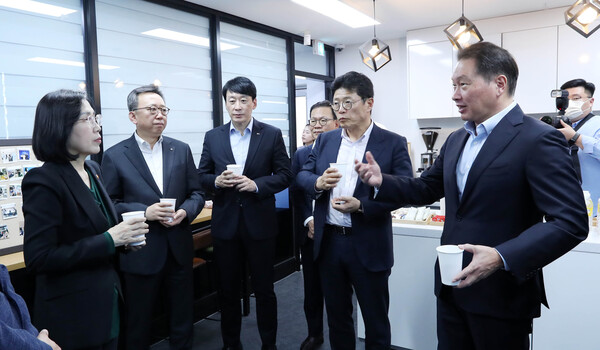 최태원 대한상의 회장(오른쪽)과 김현숙 여가부 장관(왼쪽) 등이 위기청소년 지원 관련 환담을 하고 있다./사진=대한상공회의소