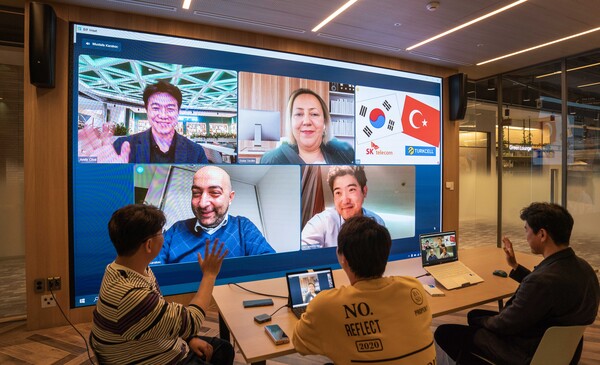  SKT와 투르크셀 담당자들이 통신 장비 지원을 논의하는 모습./SKT