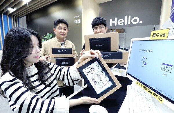 LG유플러스 직원들이 친환경 소재로 만든 택배상자와 제품 패키지를 소개하고 있다. /LG유플러스