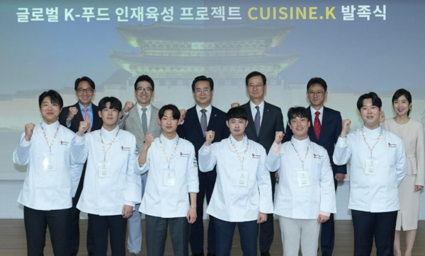 (왼쪽 위쪽부터)CJ제일제당 박민석 식품부문 대표, 이선호 식품성장추진실장, 농식품부 정황근 장관, CJ제일제당 최은석 대표이사, 농식품부 양주필 식품산업정책관, 문지인 식품외식산업과장이 2일 서울 필동 CJ인재원에서 열린 Cuisine. K 발족식에서 기념사진을 찍고 있다./CJ제일제당