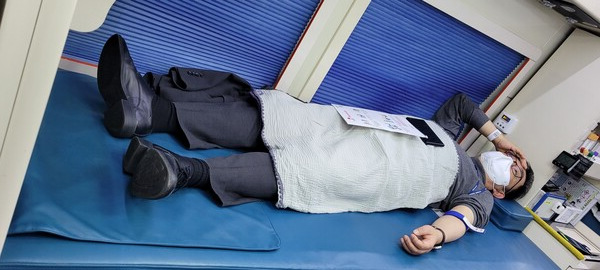 현대엔지니어링은 세계 적십자의 날(5월8일)을 앞두고 2일 서울 종로구 현대엔지니어링 본사에서 '2023 헌혈 캠페인’을 진행했다. 사진은 헌혈에 동참한 임직원에 모습. /현대엔지니어링