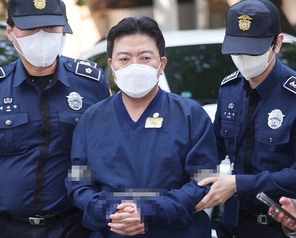 SG(소시에테제네랄)증권발 폭락 사태와 관련해 주가조작을 주도한 의혹을 받는 투자컨설팅업체 H사 라덕연 대표가 11일 오전 서울남부지방법원에서 열린 구속 전 피의자 심문(영장심사)에 출석하고 있다. 2023.5.11/연합