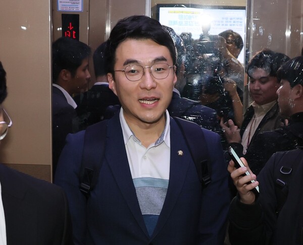 가상화폐 보유 논란에 휘말린 더불어민주당 김남국 의원이 9일 오후 국회 의원회관 의원실을 나서며 취재진의 질문을 받고 있다. 2023.5.9/연합