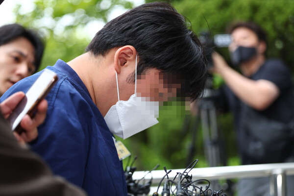 SG(소시에테제네랄)증권발 폭락 사태 관련 투자자 모집책으로 지목된 안모씨가 12일 오전 서울 양천구 서울남부지방법원에서 구속 전 피의자 심문(영장실질심사)에 출석하고 있다. 2023.5.12 /연합