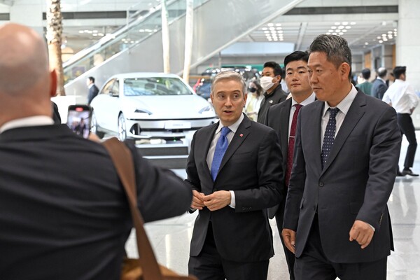 프랑수아-필립 샴페인 캐나다 산업부 장관(가운데)이 17일 서울 양재동 현대자동차 본사에서 서강현 현대자동차 부사장(맨 오른쪽)과 이야기를 나누고 있다./사진=프랑수아-필립 샴페인 장관 트위터