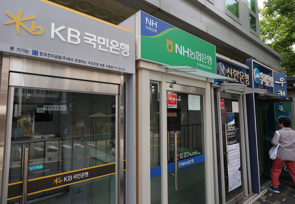 22일 서울시내 은행 현금인출기 앞으로 시민이 지나가고 있다. /사진=연합뉴스