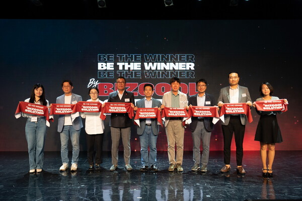 23일 서울 상암아트홀에서 개최된 '2023 청소년비즈쿨 솔루션 과제선포식'에서 (왼쪽부터 4번재) 최은용 이마트24 MD/마케팅 담당 상무와 경진대회 참여 기업 및 기관 임직원들이 기념촬영을 하고 있다./사진=이마트24