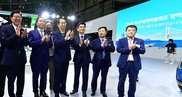 한덕수 국무총리, 기아 송호성 사장, 박형준 부산시장, SK그룹 최태원 회장이 25일 부산 해운대구 벡스코(BEXCO)에서 열린 ‘2023 기후산업국제박람회(WCE)’ 현대차그룹관에 방문해 전시물에 대한 설명을 듣고 있다.