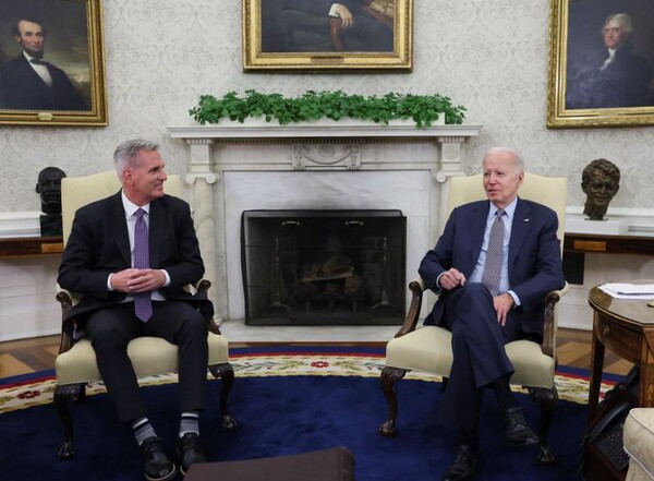 조 버이든 미국 대통령과 케빈 매카시 연방하원의장(공화당)이 22일 백악관 오벌 오피스에서 부채한도 협상을 위해 회동하고 있다./로이터연합