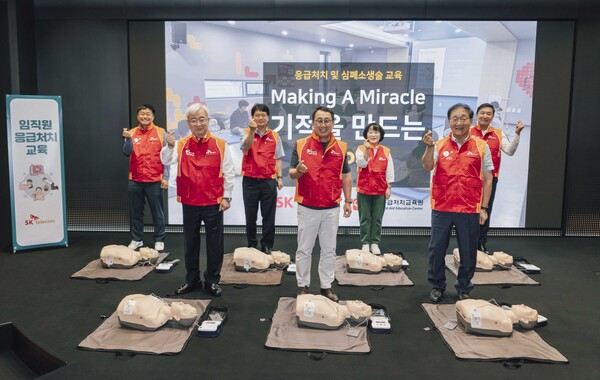 SK T타워에서 유영상 사장(사진 앞줄 가운데)과 김용학 이사회 의장(사진 앞줄 오른쪽 첫번째)을 비롯한 SKT 이사진이 응급처치 교육 후 기념사진을 촬영하고 있다. /SKT