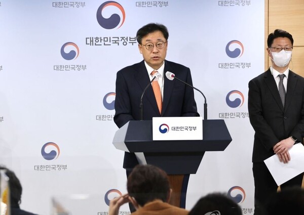 박윤규 과학기술정보통신부 2차관이 지난해 11월 18일 정부서울청사 브리핑실에서 5G 주파수 할당 조건 이행점검 결과 및 향후계획을 발표하고 있다. /사진=연합뉴스