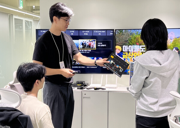 LG유플러스 IPTV MSA전환TF 팀원들이 MSA 기술을 적용하고 IPTV 플랫폼을 테스트하고 있다. /LG유플러스