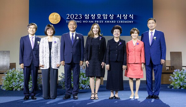 삼성호암상 수상자들이 1일 서울신라호텔 다이너스티홀에서 열린 ‘2023 삼성호암상시상식’에서 기념 촬영을 하고 있다.(왼쪽부터)과학상 물리·수학부문 임지순 포스텍 석학교수, 과학상 화학·생명과학부문 최경신 위스콘신대 교수, 공학상 선양국 한양대 석좌교수, 의학상 마샤 헤이기스 하버드의대 교수, 예술상 신수정 서울대 명예교수(조성진 피아니스트 대리 수상), 사회봉사상 사단법인 글로벌케어 추성이 공동대표, 박용준 회장./삼성