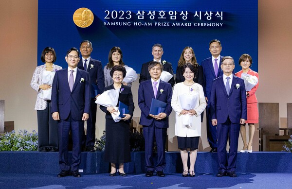 1일 서울 신라호텔에서 진행된 2023 삼성호삼상 시상식에서 (앞줄 왼쪽부터) 이재용 삼성전자 회장, 예술상 신수정 서울대 명예교수(조성진 피아니스트 대리 수상), 과학상 물리·수학부문 임지순 석학교수 부부, 김황식 호암재단 이사장 (뒷줄 왼쪽부터) 과학상 화학·생명과학부문 최경신 교수, 공학상 선양국 석좌교수 부부, 의학상 마샤 헤이기스 교수 부부, 사회봉사상 사단법인 글로벌케어 박용준 회장, 추성이 공동대표가 기념촬영을 하고 있다./사진=삼성전자