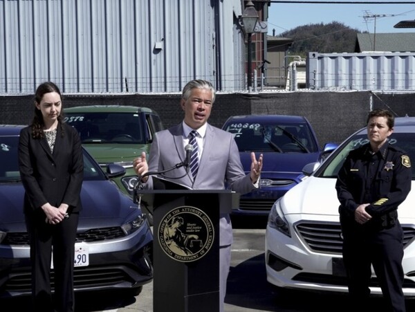롭 본타 미국 캘리포니아주 검찰총장(가운데)이 2023년 4월 20일(현지시간) 캘리포니아주 버클리에서 현대차·기아 차량 도난 피해 급증에 대해 기자회견을 하고 있다. 이날 미국 18개 주의 검찰총장은 해당 차량의 절도 방지 기능이 취약하다며 미 도로교통안전국(NHTSA)에 서한을 보내 문제의 차량에 대해 리콜해야 한다고 요청했다. /AP연합