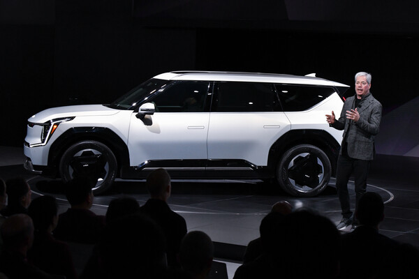 2023년 4월 5일(현지시각) 미국 뉴욕 제이콥 재비츠 컨벤션 센터에서 열린 2023 뉴욕 오토쇼에서 기아 미국판매법인 마케팅담당 러셀 와거 상무 가 'EV9’을 소개하고 있다./사진=기아