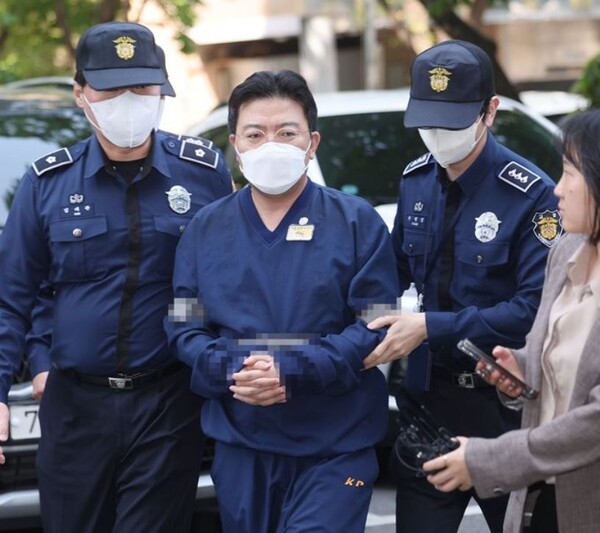 SG(소시에테제네랄)증권발 폭락 사태와 관련해 주가조작을 주도한 의혹을 받는 라덕연 호안 투자컨설팅 대표가 5월 11일 오전 서울남부지방법원에서 열린 구속 전 피의자 심문(영장심사)에 출석하고 있다. 2023.5.11./연합