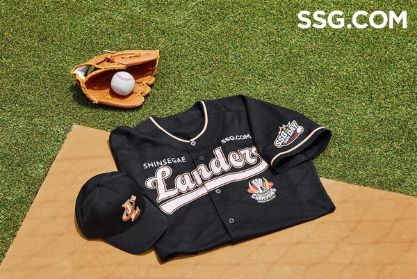 SSG닷컴이 SSG랜더스와 협업해 한정 제작한 2023시즌 SSG.COM 유니폼과 모자./사진=SSG닷컴