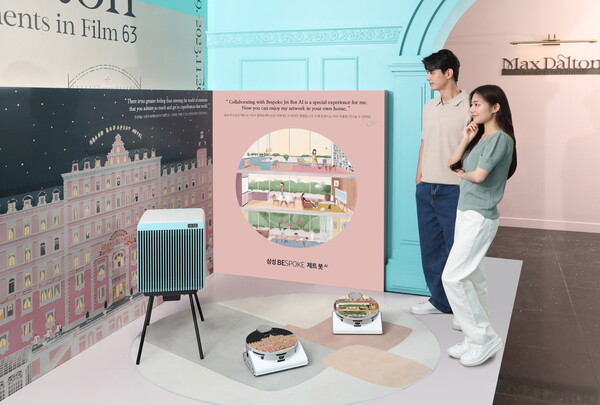 삼성전자 모델이 맥스 달튼 대표작 '그랜드 부다페스트 호텔' 일러스트와 삼성 비스포크 라이프를 모티브로 제작한 '비스포크 제트 봇 AI' 스페셜 에디션을 소개하고 있다. / 사진=삼성전자