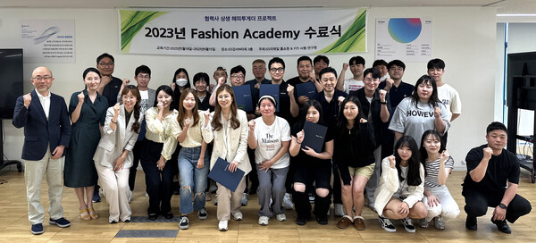 GS샵은 패션 상품 협력사 임직원 51명을 대상으로 ‘품질전문가 양성과정 1차 패션 아카데미’를 진행했다. 아카데미 참석자들이 수료식 후 기념촬영을 하고 있다./GS샵