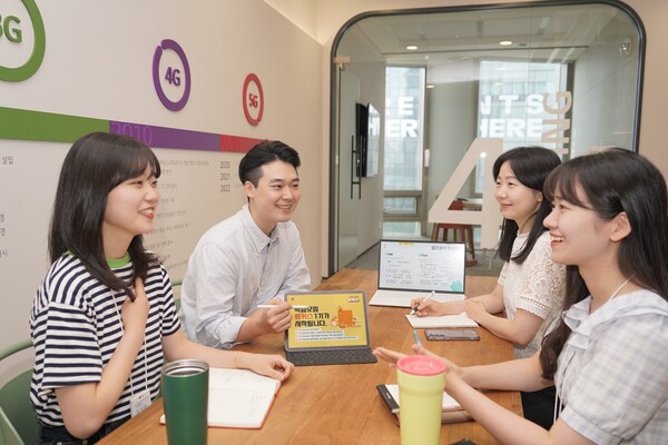 LG유플러스 임직원들이 직무와 관련된 주제로 학습 모임을 진행하고 있다. /LG유플러스