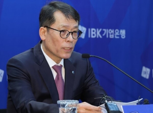 김성태 IBK기업은행장이 11일 오전 서울 명동에 있는 은행회관에서 취임 100일을 맞아 기자회견을 하고 있다. /사진=연합