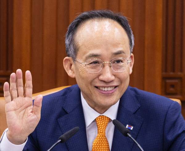  추경호 경제부총리 겸 기획재정부 장관이 21일 오전 서울 종로구 정부서울청사에서 열린 비상 경제 장관회의 겸 수출 투자 대책 회의에 참석해 세종청사에서 화상으로 참석한 장차관들과 손을 들어 인사하고 있다. 2023.6.21/연합