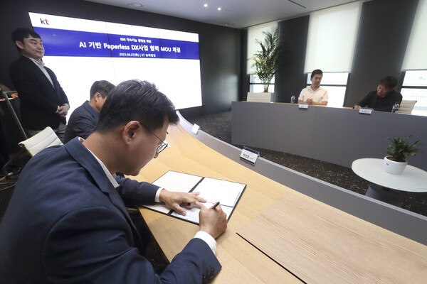 KT 박정준 기업고객본부장(왼쪽)과 업스테이지 김성훈 대표가 27일 서울 송파구 KT 송파빌딩에서 AI를 활용한 페이퍼리스 분야의 DX 사업 추진과 관련한 MOU를 체결하고 기념촬영을 하는 모습 /KT