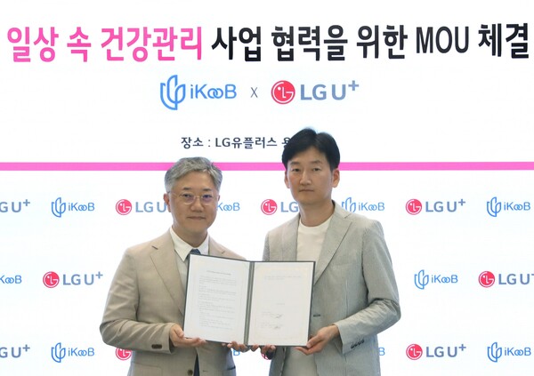 LG유플러스가 만성질환 관리 플랫폼 기업인 ‘아이쿱’과 일상 속 건강관리 서비스 개발 협력을 위한 업무협약(MOU)를 체결했다고 6일 밝혔다. LG유플러스 용산 사옥에서 열린 협약식에 참석한 아이쿱 조재형 대표(왼쪽)와 LG유플러스 권용현 CSO(오른쪽). /LG유플러스