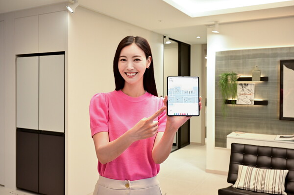 삼성전자 모델이 '맵 뷰(Map View)' 기반 스마트싱스(SmartThings) 홈 IoT 솔루션을 사용하는 모습 / 사진=삼성전자