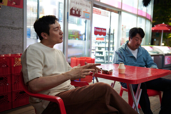 영상광고 속 손석구, 현봉식이 U+tv next를 소재로 대화를 나누는 모습./LG유플러스