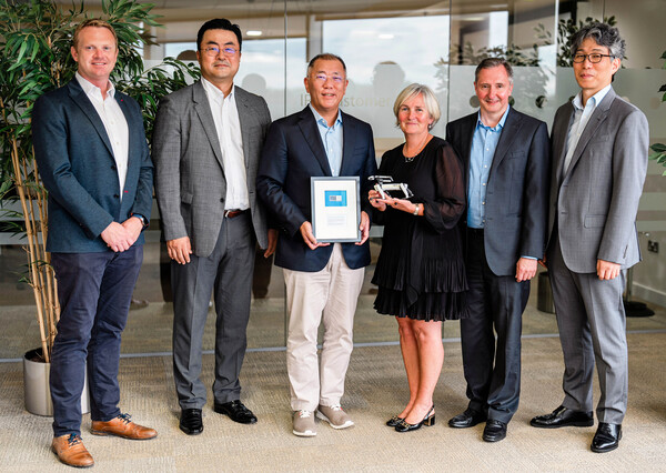  7일(현지시간) 아일랜드 레익슬립에 위치한 '인텔 아일랜드 캠퍼스' 팹24에서 정의선 현대차그룹 회장(사진 왼쪽 세번째)이 앤 마리 홈즈(Ann-Marie Holmes) 인텔 반도체 제조그룹 공동 총괄 부사장(사진 왼쪽 네번째) 등 주요 인사들과 기념촬영을 하고 있다./현대차