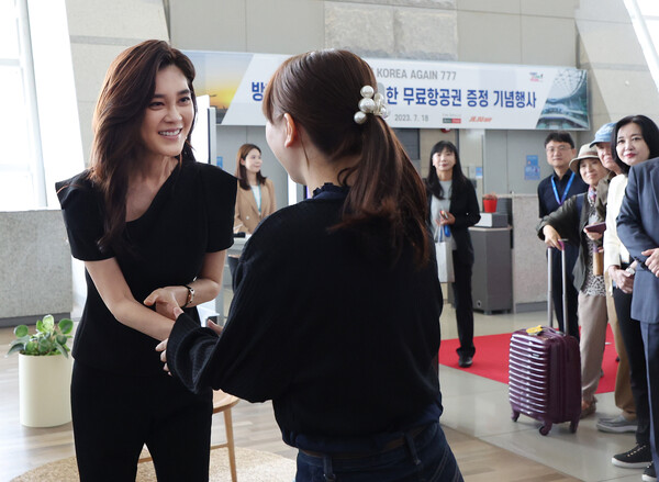 이부진 한국방문의해위원회 위원장이 18일 오전 인천국제공항 제1터미널에서 열린 재방한 활성화 프로모션(Visit Korea Again 777) 기념행사를 마친 뒤 무료 항공권을 증정 받은 일본인 승객에게 축하인사를 하고 있다./사진=인천공항공사