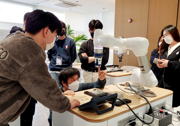  분당두산타워 내 위치한 두산로보틱스 공식교육센터에서 학생들이 협동로봇 관련 교육을 수강하고 있다./두산로보틱스