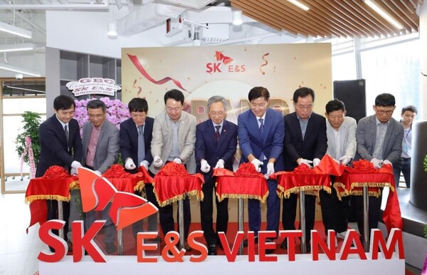 서건기 SK E&S Renewables 부문장(오른쪽에서 4번째), 권순칠 주호치민 대한민국 총영사관 부총영사(왼쪽에서 5번째) 등 참석자들이 SK E&S 베트남 대표사무소 개소식 리본 커팅식을 하고 있다./SK E&S