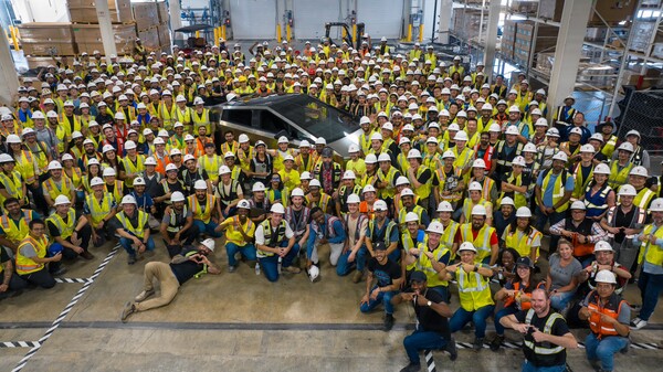 테슬라가 2023년 7월 15일  텍사스공장(기가 텍사스)에서 1호 사이버트럭을 생산했다며 트위터 계정에 올린 사진.