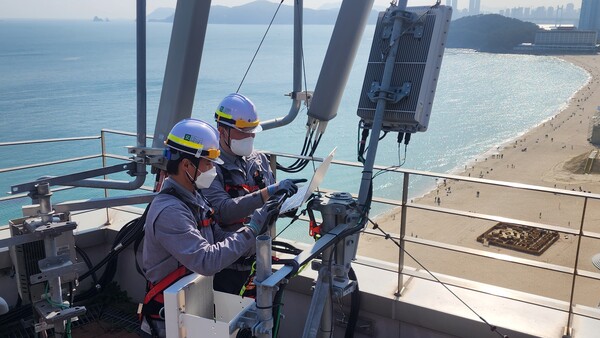 LG유플러스 임직원이 부산 해운대에서 5G 기지국을 점검하는 모습. /LG유플러스