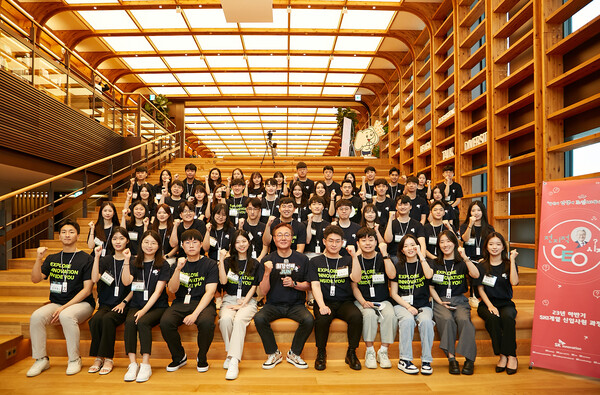 김준 SK이노베이션 부회장이 24일 서울 종로구 SK서린빌딩에서 신입사원들과 대화이후 기념사진을 촬영하고 있다./사진=SK이노베이션