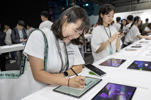 서울 강남구 코엑스(COEX)에서 개최된 '갤럭시 언팩'에서 관람객이 '갤럭시 탭 S9 울트라'와 'S펜'을 체험하고 있는 모습./삼성전자