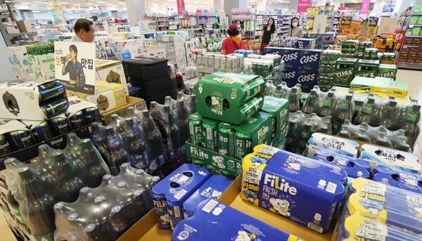 27일 서울의 한 대형마트에서 시민들이 주류를 고르고 있다. / 사진=연합