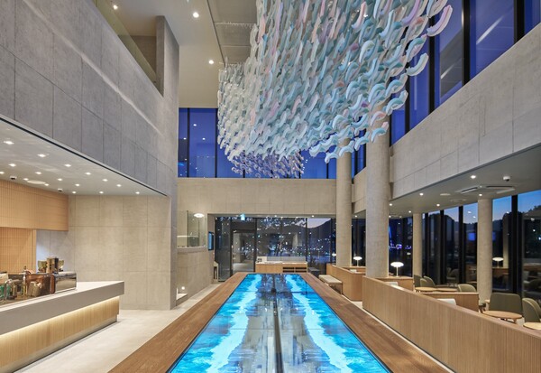 스타벅스 '더여수돌산DT'점의 내부 및 투명 디스플레이 테이블이다. /스타벅스