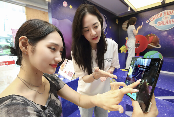 모델이 KT플라자 홍대 애드샵플러스점 S존에서 KT ‘갤럭시 Z 폴드5∙플립5’를 체험하는 모습 /KT